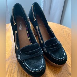 Sperry heals size 9 deep dark gorgeous blue